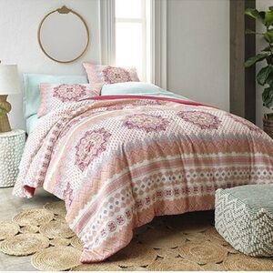 Distant Lands Kora Medallion Complete Bedding Set with Sheets 7 Piece Queen